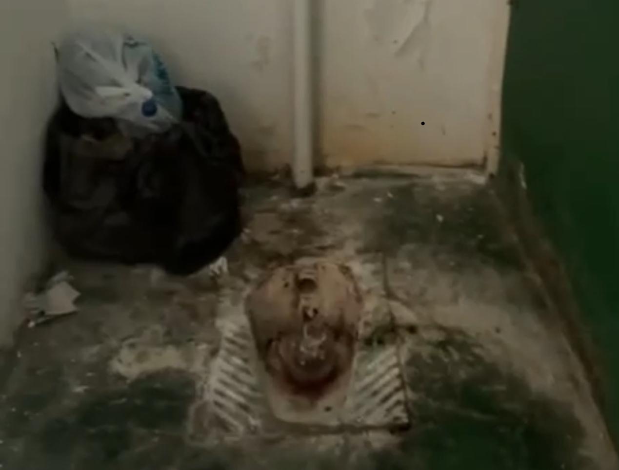 Ужасающий вид уборной на стадионе в Атырау сняли на видео